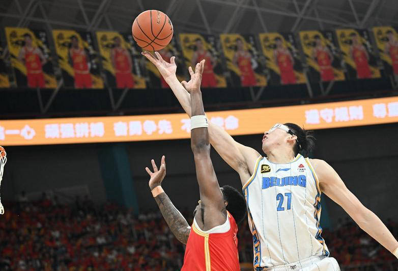 湖人完胜北京队，胡金秋状态火热